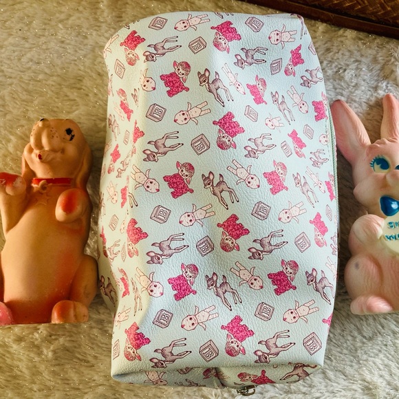 🧸🤍zippered pouch w/ Vintage Toy Print🤍🧸 plus 3 vintage toys!🫶🏽✨ - Picture 2 of 5